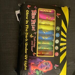 Source Unknown Glow in the Dark Face Paint Kit